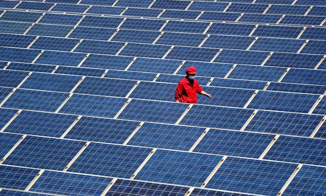 Bi kịch của ông trùm điện mặt trời: Hùng hồn tuyên bố sẽ cứu Trái Đất, 3 tháng sau phải sa thải hàng nghìn nhân viên, hàng tỷ sản phẩm dư thừa không biết bán cho ai- Ảnh 2.