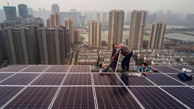 Bi kịch của ông trùm điện mặt trời: Hùng hồn tuyên bố sẽ cứu Trái Đất, 3 tháng sau phải sa thải hàng nghìn nhân viên, hàng tỷ sản phẩm dư thừa không biết bán cho ai- Ảnh 1.
