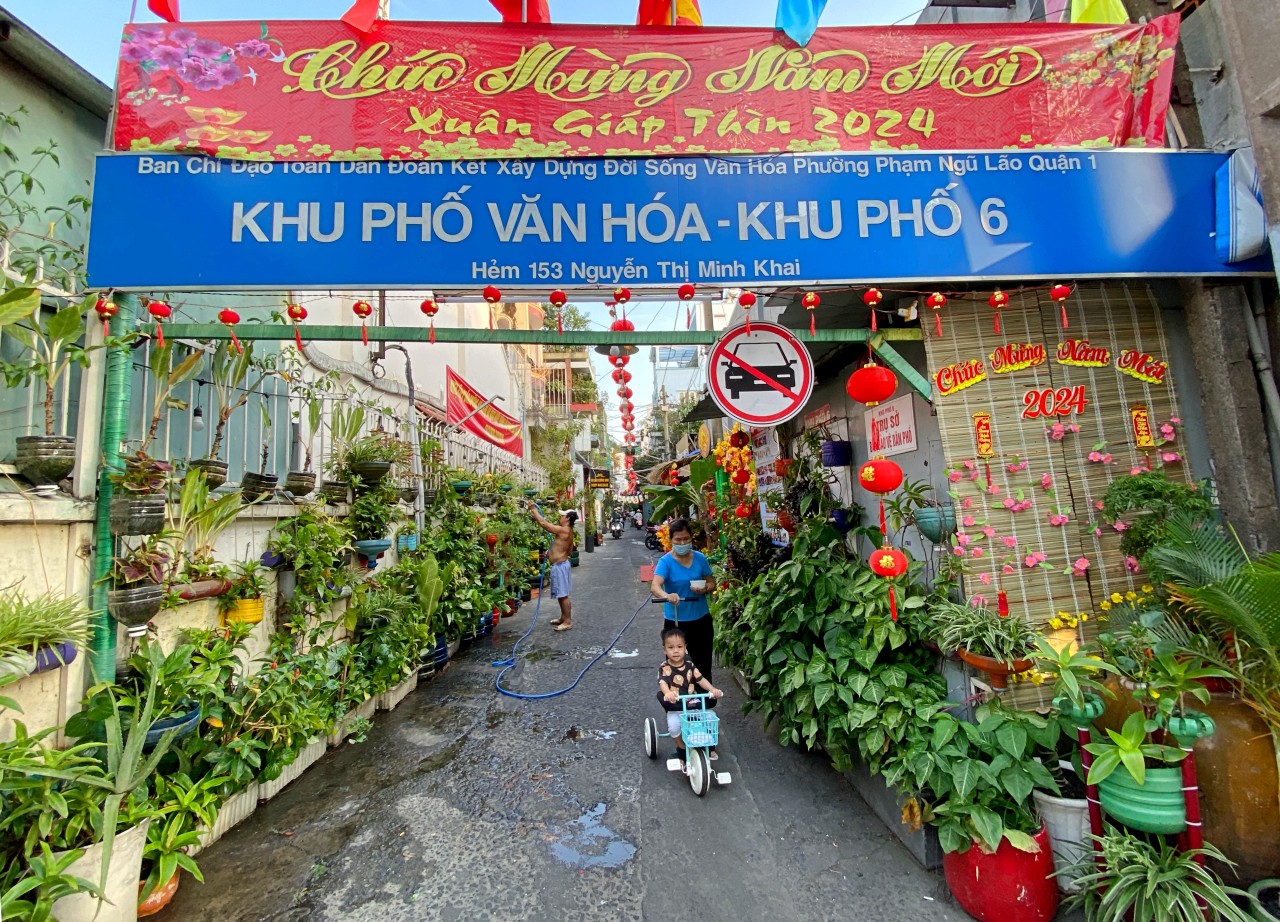 Để thêm không khí Tết Giáp Thìn 2024, con hẻm 153 Nguyễn Thị Minh Khai (quận 1) cũng được trang trí khá đặc sắc