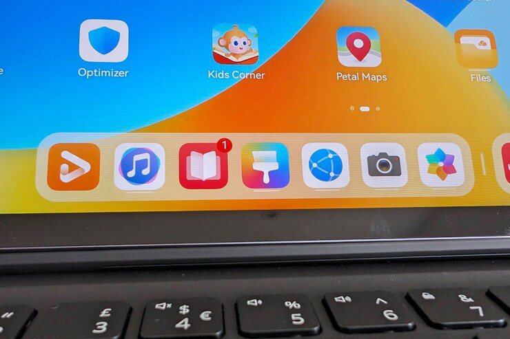Dù không có sẵn chợ ứng dụng Google Play nhưng người dùng có thể cài đặt các ứng dụng trên chợ ứng dụng này dễ dàng, hoặc từ kho ứng dụng đa dạng của chính Huawei.