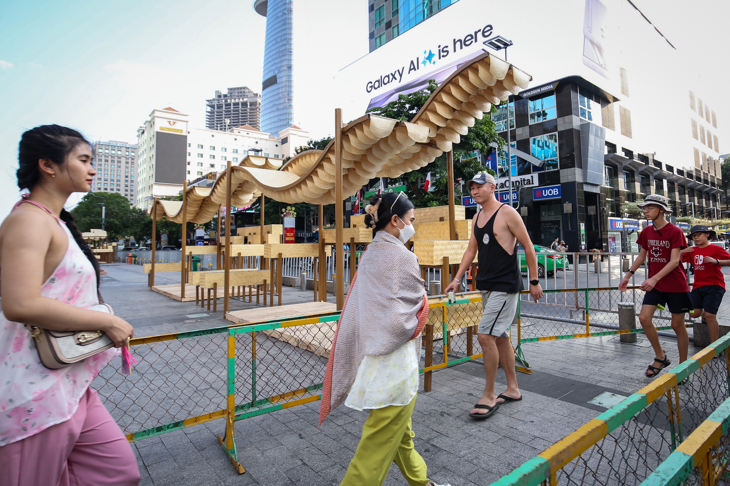 Du khách nước ngoài thích thú với hình ảnh linh vật rồng vừa xuất hiện tại phố đi bộ Nguyễn Huệ

