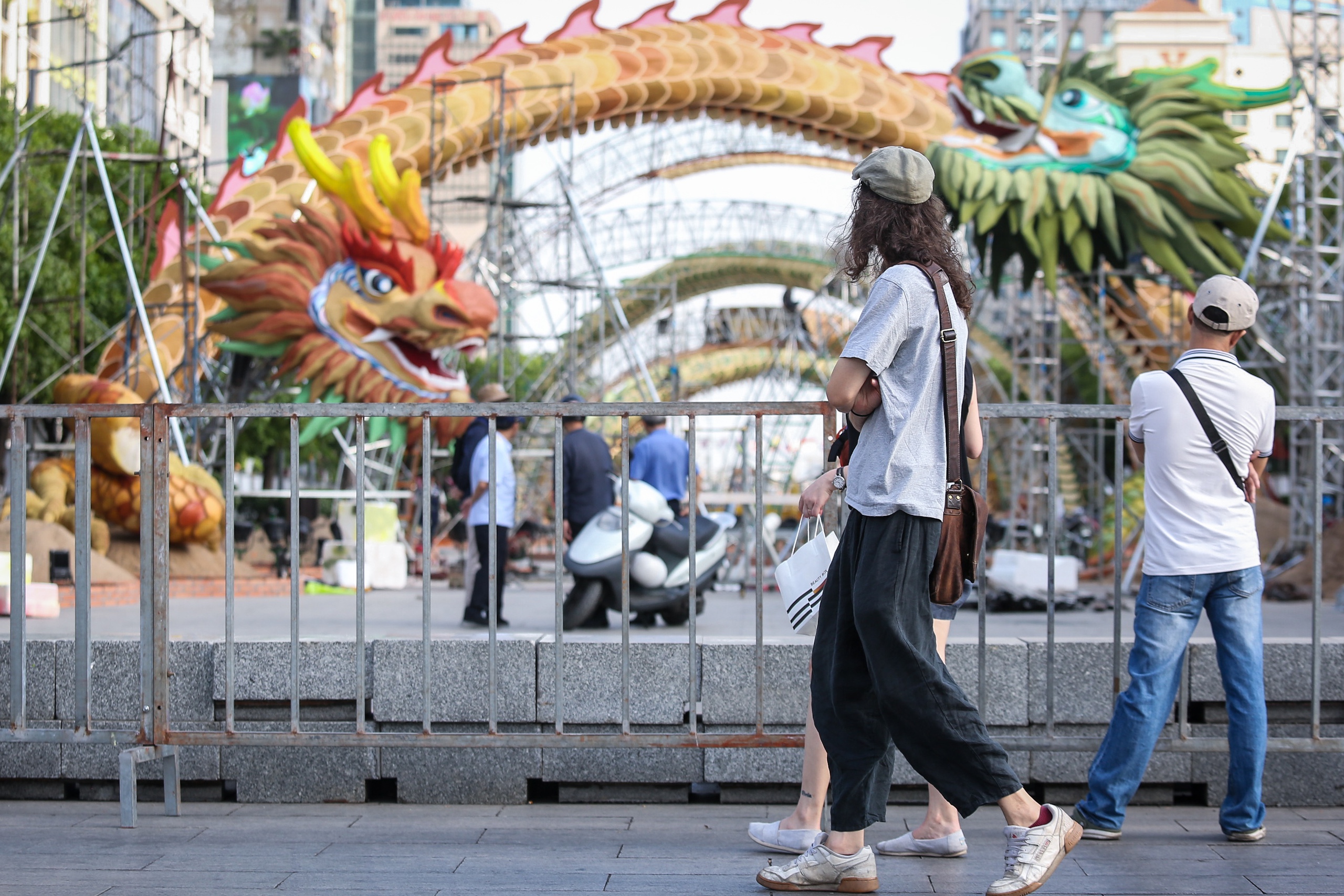 Du khách nước ngoài thích thú với hình ảnh linh vật rồng vừa xuất hiện tại phố đi bộ Nguyễn Huệ