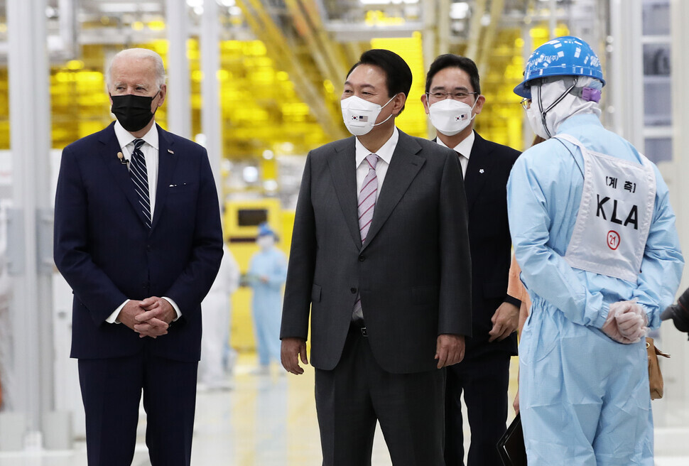 Từ trái qua: Tổng thống Mỹ Joe Biden, Tổng thống Hàn Quốc Yoon Suk Yeol và Phó Chủ tịch Samsung Electronics Lee Jae Yong thăm quan một nhà máy bán dẫn Samsung tại Pyeongtaek, Hàn Quốc ngày 20/5/2022. (Ảnh: Yonhap)