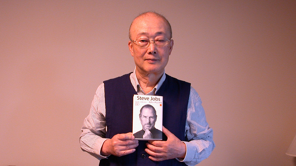 Matsuoka Haruo cùng cuốn sách viết về Steve Jobs. Ảnh: NHK